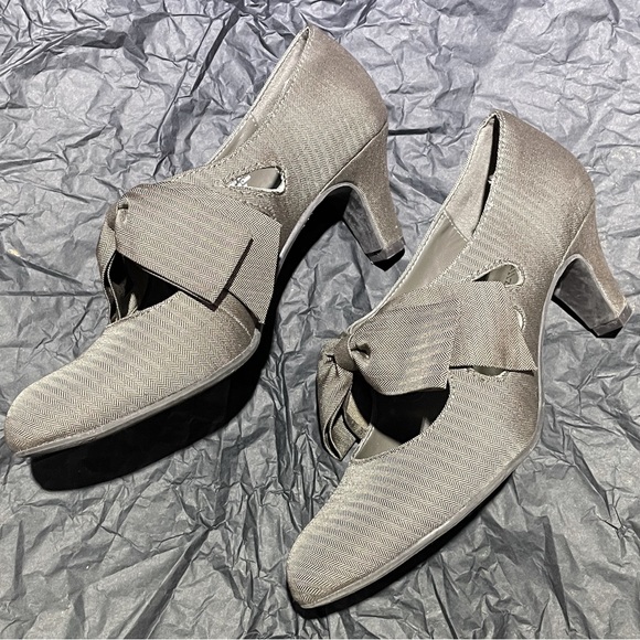 Naturalizer Bow Heels - Picture 3 of 6